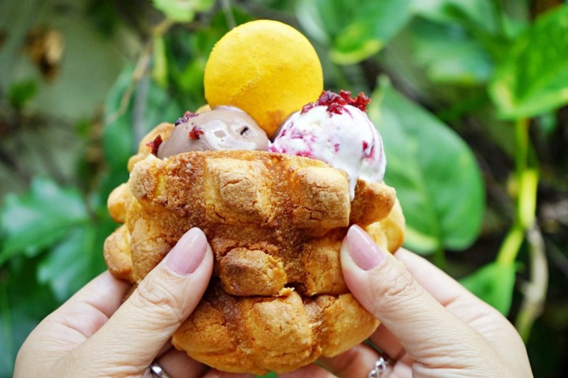 柳川や．柳川彩繪麵包店┃台中西區美食：巷弄間的人氣彩繪麵包店，冰淇淋菠蘿油包和麵包都很好吃，台中IG超夯打卡牆 @飛天璇的口袋