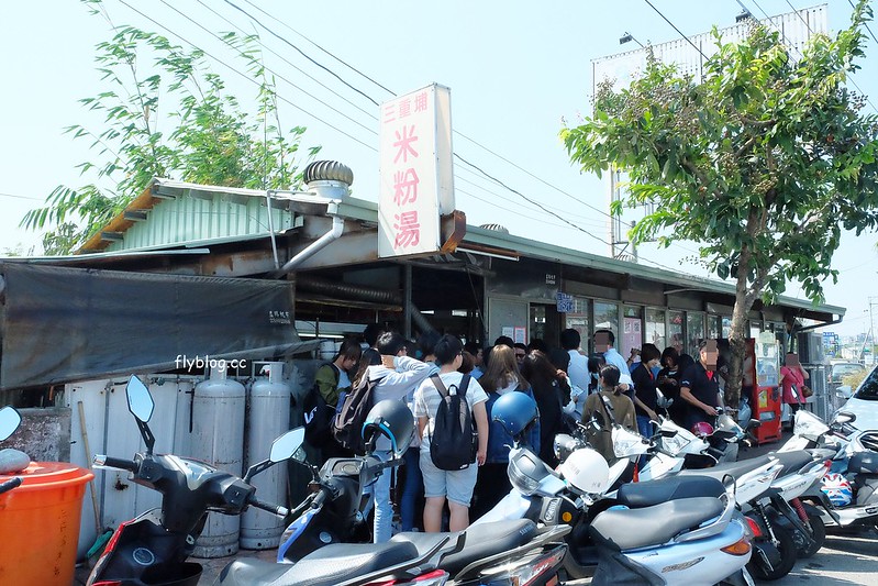 三重埔米粉湯┃台中南屯：永春東路鐵皮屋搭建的小吃店，在水溝蓋上吃米粉湯，平日中午就出現排隊人潮 @飛天璇的口袋