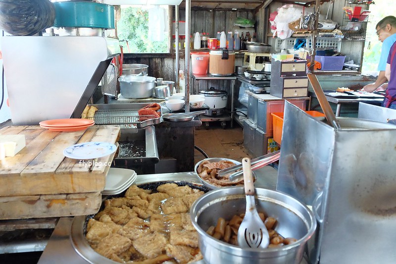 三重埔米粉湯┃台中南屯：永春東路鐵皮屋搭建的小吃店，在水溝蓋上吃米粉湯，平日中午就出現排隊人潮 @飛天璇的口袋