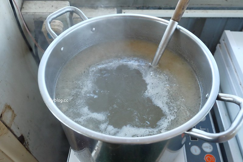 三重埔米粉湯┃台中南屯：永春東路鐵皮屋搭建的小吃店，在水溝蓋上吃米粉湯，平日中午就出現排隊人潮 @飛天璇的口袋