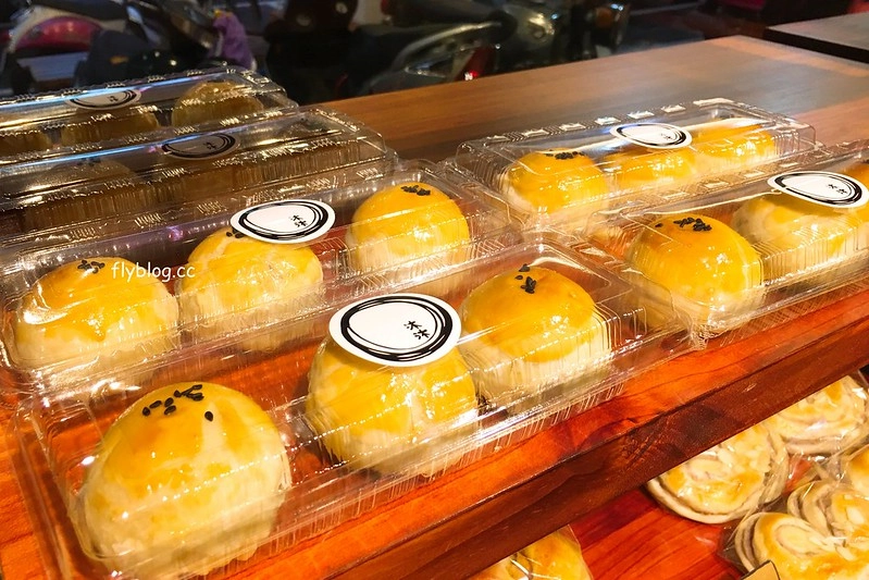 沐沐麵包｜網友在粉絲頁推薦的蔥阿胖，好吃軟嫩不油膩，中秋節的蛋黃酥也不錯 @飛天璇的口袋