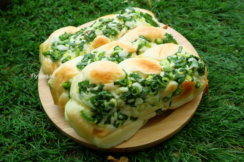 沐沐麵包｜網友在粉絲頁推薦的蔥阿胖，好吃軟嫩不油膩，中秋節的蛋黃酥也不錯 @飛天璇的口袋