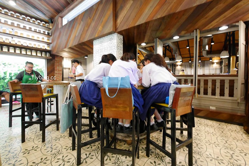 泰國曼谷｜Starbucks Langsuan．曼谷最美的星巴克，鄰近BTS Chit Lom奇隆站 @飛天璇的口袋