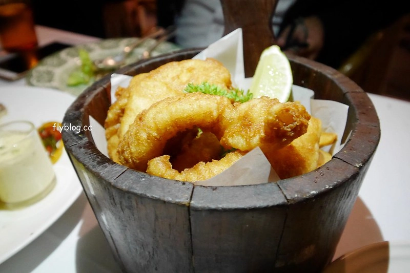 泰國清萊｜Chivit Thamma Da Coffee House(ชีวิตธรรมดา)｜清萊最美的河畔餐廳，充滿歐洲鄉村風格，下午茶悠閒的好地方 @飛天璇的口袋