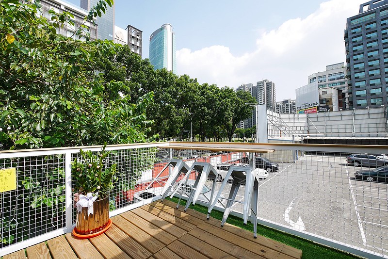 Fun糖屋┃台中西區美食：勤美誠品草悟道散步甜食，外觀是可愛的黃色貨櫃屋，還有炸雞、堡類和飲料其他選擇 @飛天璇的口袋