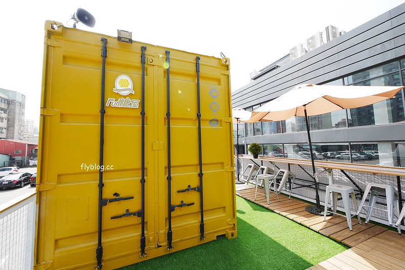 Fun糖屋┃台中西區美食：勤美誠品草悟道散步甜食，外觀是可愛的黃色貨櫃屋，還有炸雞、堡類和飲料其他選擇 @飛天璇的口袋