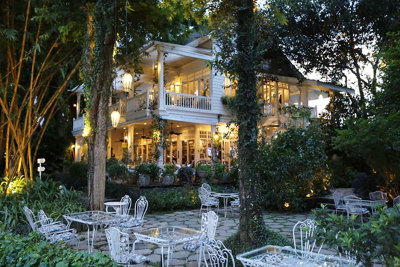 泰國清萊｜Chivit Thamma Da Coffee House(ชีวิตธรรมดา)｜清萊最美的河畔餐廳，充滿歐洲鄉村風格，下午茶悠閒的好地方 @飛天璇的口袋