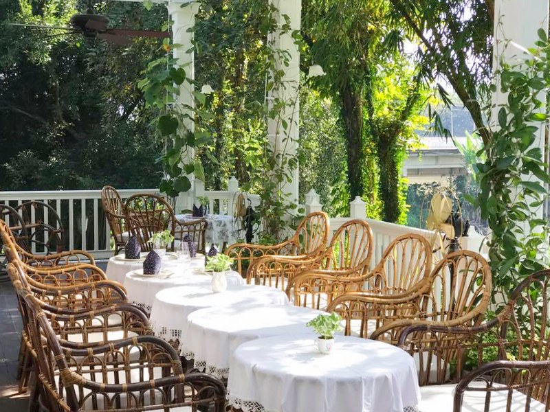 泰國清萊｜Chivit Thamma Da Coffee House(ชีวิตธรรมดา)｜清萊最美的河畔餐廳，充滿歐洲鄉村風格，下午茶悠閒的好地方 @飛天璇的口袋