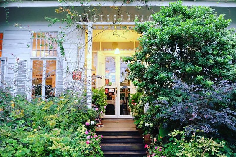 泰國清萊｜Chivit Thamma Da Coffee House(ชีวิตธรรมดา)｜清萊最美的河畔餐廳，充滿歐洲鄉村風格，下午茶悠閒的好地方 @飛天璇的口袋