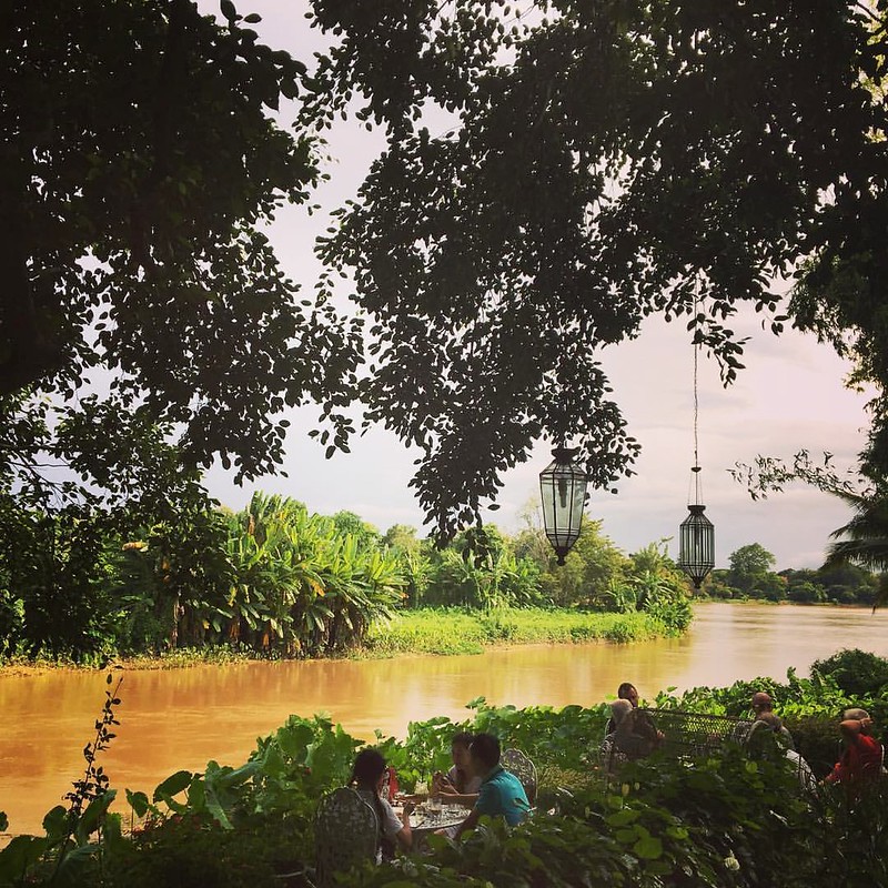 泰國清萊｜Chivit Thamma Da Coffee House(ชีวิตธรรมดา)｜清萊最美的河畔餐廳，充滿歐洲鄉村風格，下午茶悠閒的好地方 @飛天璇的口袋