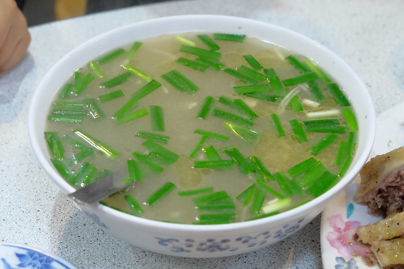 宜蘭鴨肉送｜終於吃到傳說中的布丁麵，小菜的表現更出色，一群人剛好可以點滿一桌 @飛天璇的口袋