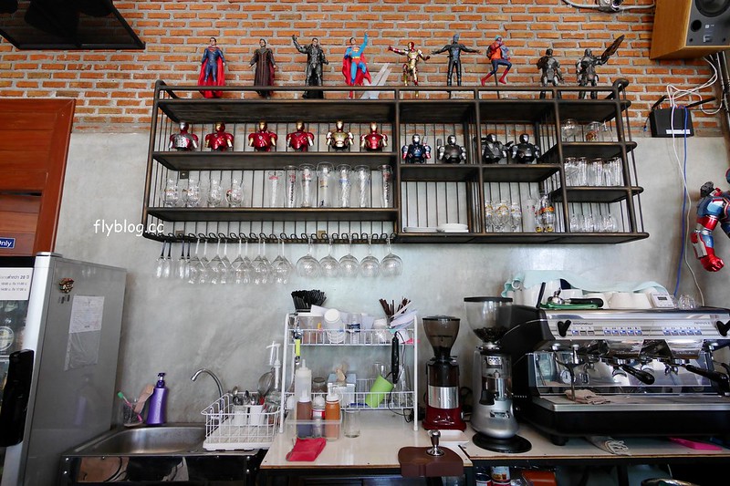 泰國清萊｜Figure&Ground Museum Cafe｜宛如美術館的漂亮咖啡館，裡面有很多動漫人偶收藏品，超好拍的地方 @飛天璇的口袋