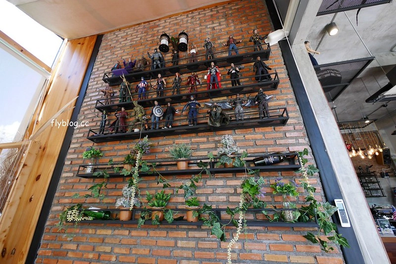 泰國清萊｜Figure&Ground Museum Cafe｜宛如美術館的漂亮咖啡館，裡面有很多動漫人偶收藏品，超好拍的地方 @飛天璇的口袋