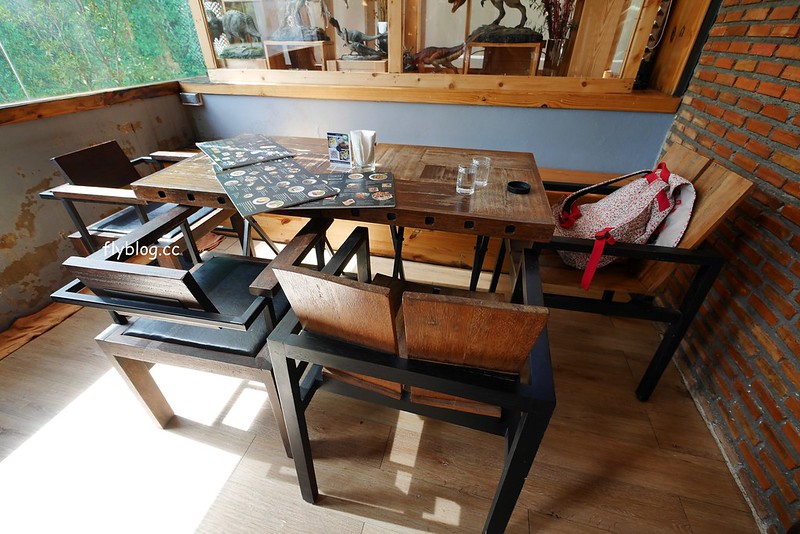 泰國清萊｜Figure&Ground Museum Cafe｜宛如美術館的漂亮咖啡館，裡面有很多動漫人偶收藏品，超好拍的地方 @飛天璇的口袋