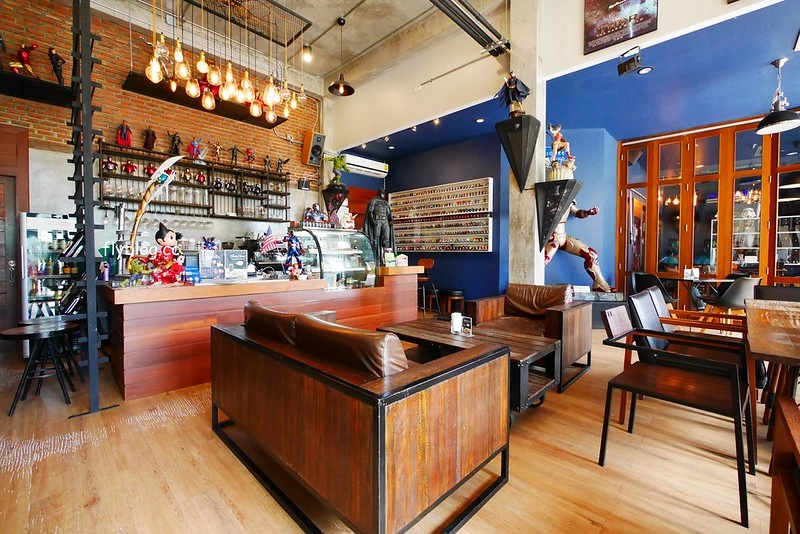 泰國清萊｜Figure&Ground Museum Cafe｜宛如美術館的漂亮咖啡館，裡面有很多動漫人偶收藏品，超好拍的地方 @飛天璇的口袋