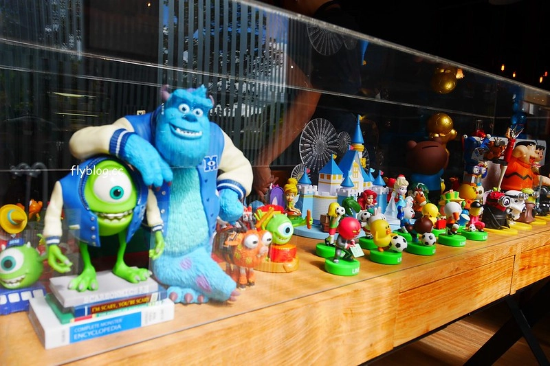 泰國清萊｜Figure&Ground Museum Cafe｜宛如美術館的漂亮咖啡館，裡面有很多動漫人偶收藏品，超好拍的地方 @飛天璇的口袋