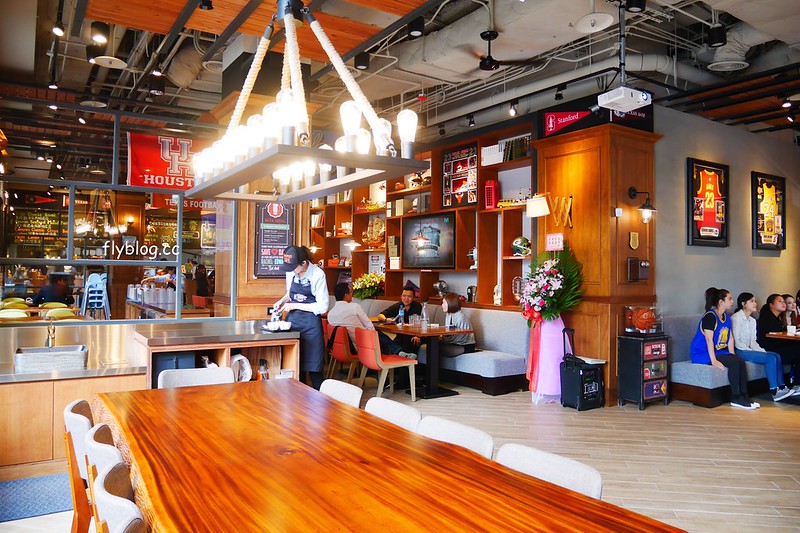 Campus Cafe┃台中西區：台北超人氣連鎖美式餐廳進駐台中，台中廣三SOGO百貨旗艦店11/15開幕，環境寬敞明亮充滿濃厚的美式氛圍 @飛天璇的口袋