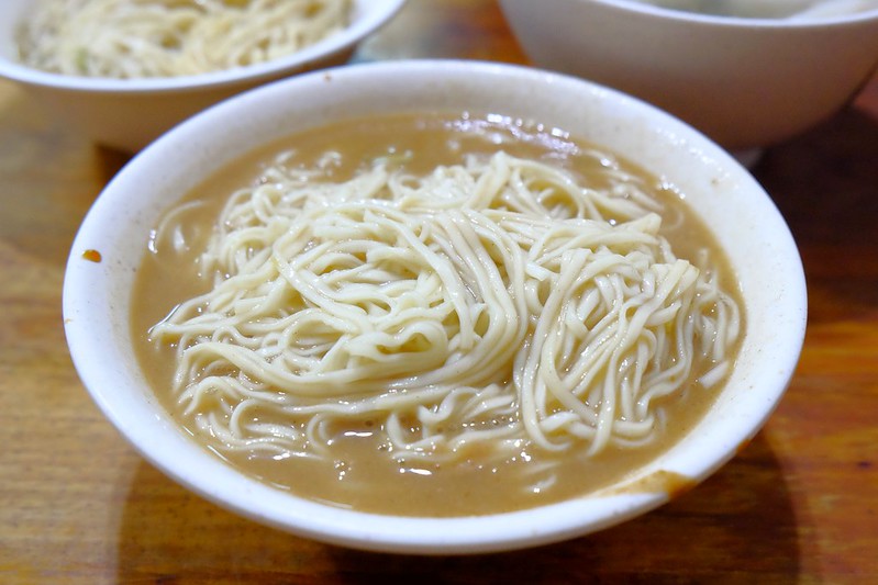 宜蘭羅東南門麵店｜沒有扛棒卻超人氣的無名麵店，結果沒吃到評價更高的油飯 @飛天璇的口袋