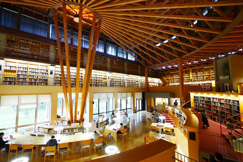 日本秋田｜國際教養大學中嶋紀念圖書館．日本最美的圖書館之稱，365天24小時都不打烊 @飛天璇的口袋