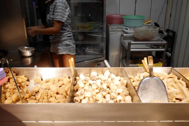 洪家回春堂鹹酥雞┃台中西屯：向上市場傳承32年的好味道，這天來中藥店買鹹酥雞，有脫油程序吃的比較安心 @飛天璇的口袋