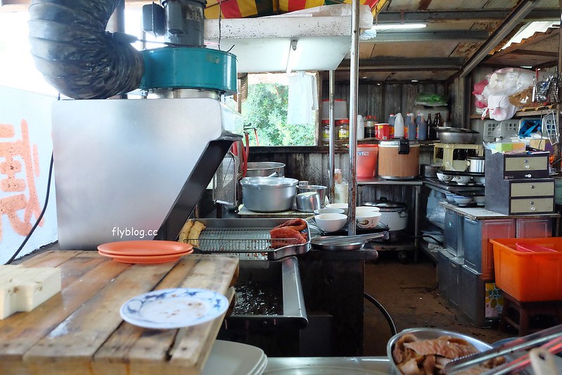 三重埔米粉湯┃台中南屯：永春東路鐵皮屋搭建的小吃店，在水溝蓋上吃米粉湯，平日中午就出現排隊人潮 @飛天璇的口袋