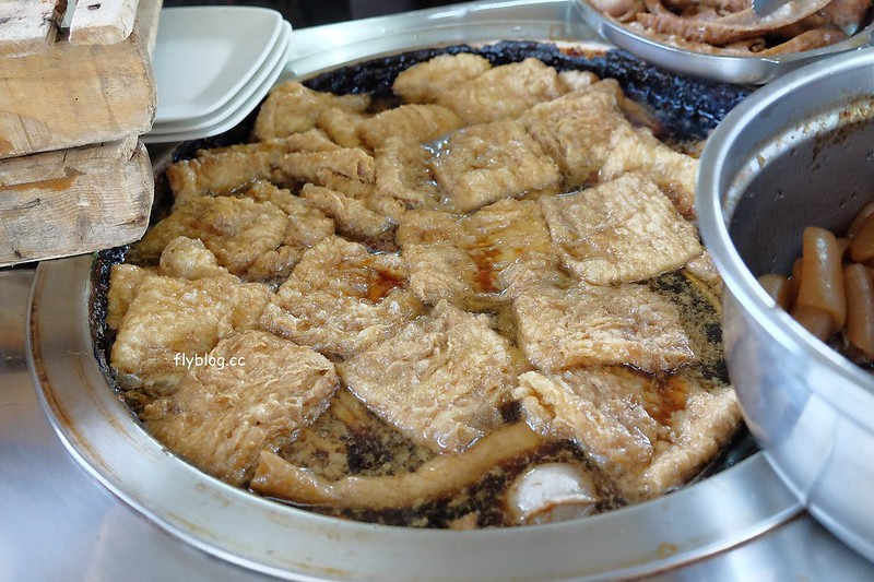 三重埔米粉湯┃台中南屯：永春東路鐵皮屋搭建的小吃店，在水溝蓋上吃米粉湯，平日中午就出現排隊人潮 @飛天璇的口袋