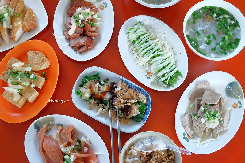 三重埔米粉湯┃台中南屯：永春東路鐵皮屋搭建的小吃店，在水溝蓋上吃米粉湯，平日中午就出現排隊人潮 @飛天璇的口袋