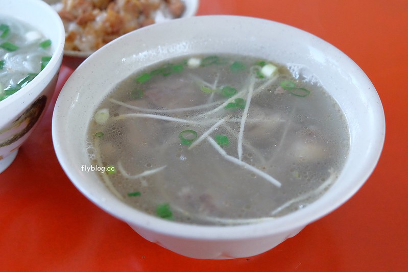 三重埔米粉湯┃台中南屯：永春東路鐵皮屋搭建的小吃店，在水溝蓋上吃米粉湯，平日中午就出現排隊人潮 @飛天璇的口袋