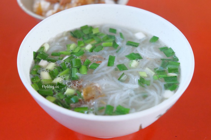 三重埔米粉湯┃台中南屯：永春東路鐵皮屋搭建的小吃店，在水溝蓋上吃米粉湯，平日中午就出現排隊人潮 @飛天璇的口袋