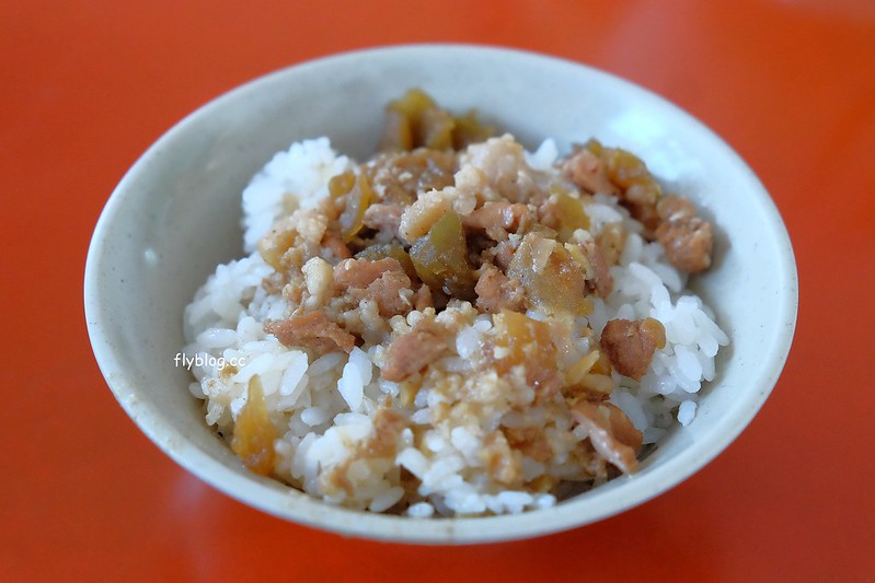 三重埔米粉湯┃台中南屯：永春東路鐵皮屋搭建的小吃店，在水溝蓋上吃米粉湯，平日中午就出現排隊人潮 @飛天璇的口袋