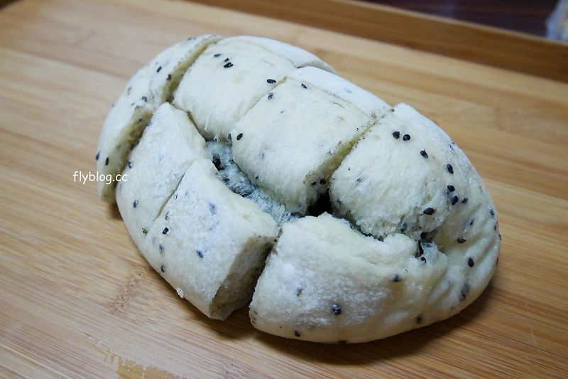 角食輕旅行｜(已搬至草屯並改名田間小路五十一號麵包研究所)：山琳集團的製品示範店，使用鳥越製粉和星野天然酵母種，蔥麵包使用添加鵝油特殊做法 @飛天璇的口袋