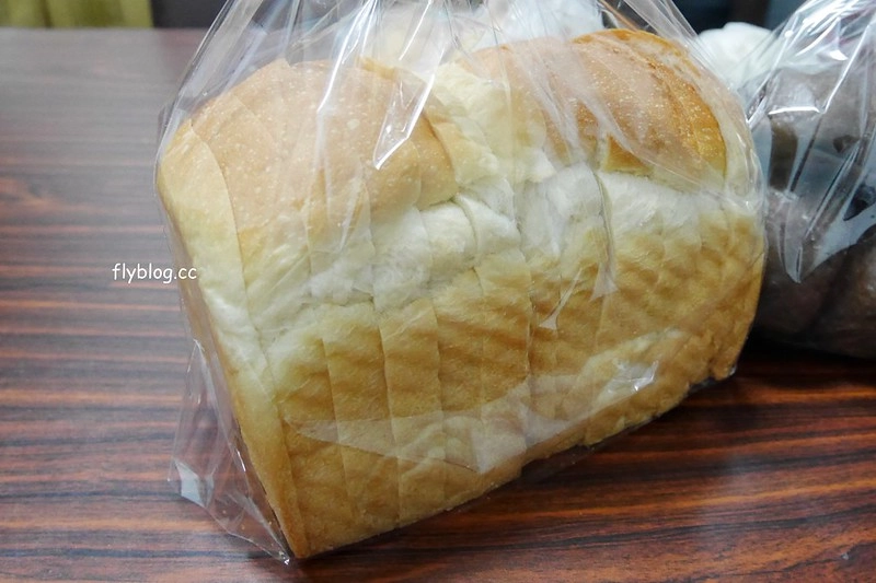 角食輕旅行｜(已搬至草屯並改名田間小路五十一號麵包研究所)：山琳集團的製品示範店，使用鳥越製粉和星野天然酵母種，蔥麵包使用添加鵝油特殊做法 @飛天璇的口袋