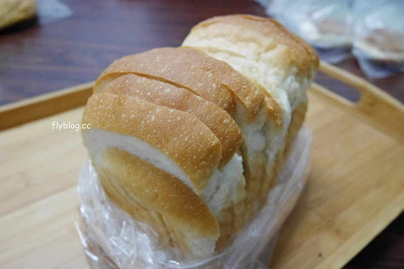 角食輕旅行｜(已搬至草屯並改名田間小路五十一號麵包研究所)：山琳集團的製品示範店，使用鳥越製粉和星野天然酵母種，蔥麵包使用添加鵝油特殊做法 @飛天璇的口袋