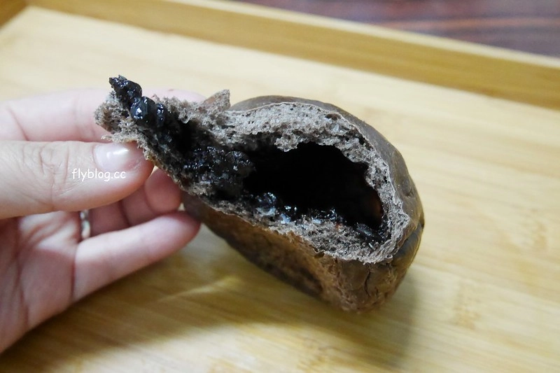 角食輕旅行｜(已搬至草屯並改名田間小路五十一號麵包研究所)：山琳集團的製品示範店，使用鳥越製粉和星野天然酵母種，蔥麵包使用添加鵝油特殊做法 @飛天璇的口袋