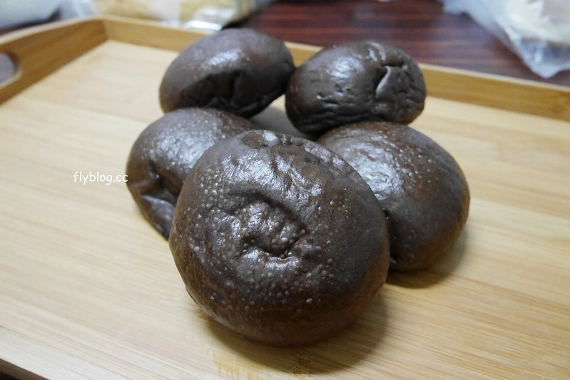 角食輕旅行｜(已搬至草屯並改名田間小路五十一號麵包研究所)：山琳集團的製品示範店，使用鳥越製粉和星野天然酵母種，蔥麵包使用添加鵝油特殊做法 @飛天璇的口袋