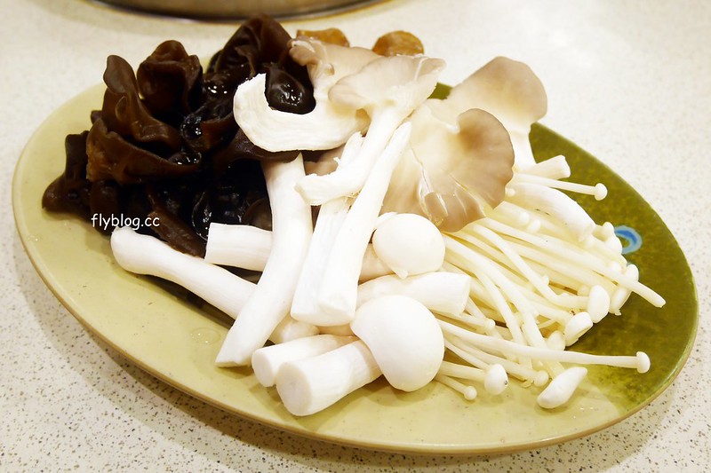 台中北區｜霸味薑母鴨台中旗艦店．三民路生意超好的薑母鴨店，用餐時間都是排隊人潮 @飛天璇的口袋