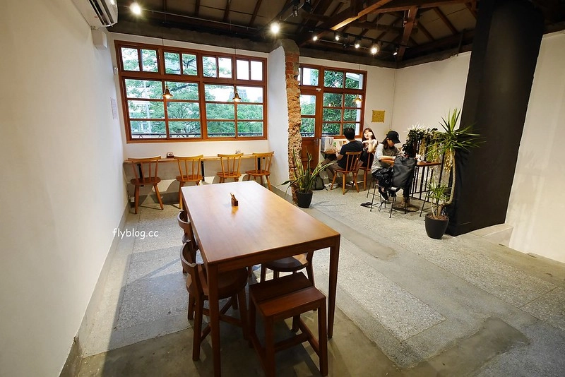 Overture序曲．審計336┃台中西區：台中人氣甜點店進駐草悟道商圈，一樣是老宅的氛圍，有審計新村店限定千層蛋糕 @飛天璇的口袋