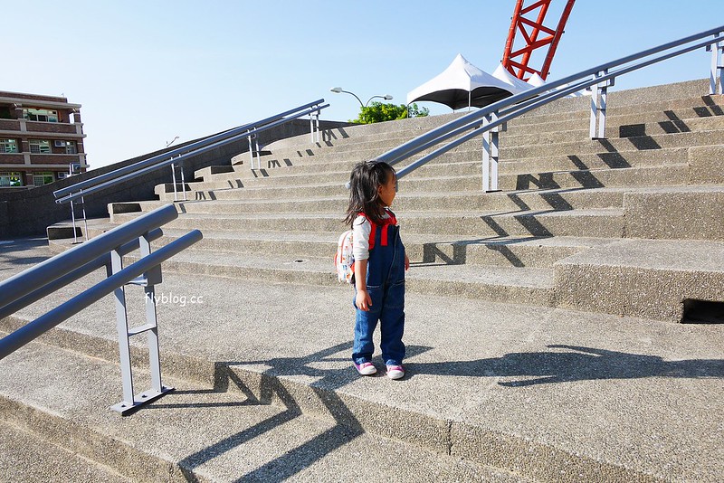 【台中北屯】台中洲際棒球場，台中棒球故事館文創園區，好運來迷你蛋婚宴會館，彩色馬卡龍貨櫃屋，IG打卡拍照和遛小孩的好地方 @飛天璇的口袋