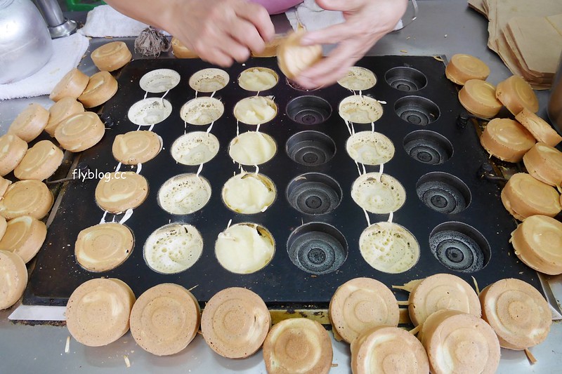 西屯市場紅豆餅┃台中西屯：車輪餅一個只要$5元，在地20年的好味道，有紅豆、奶油、芋頭、蘿蔔絲&hellip;四種口味可以選擇 @飛天璇的口袋