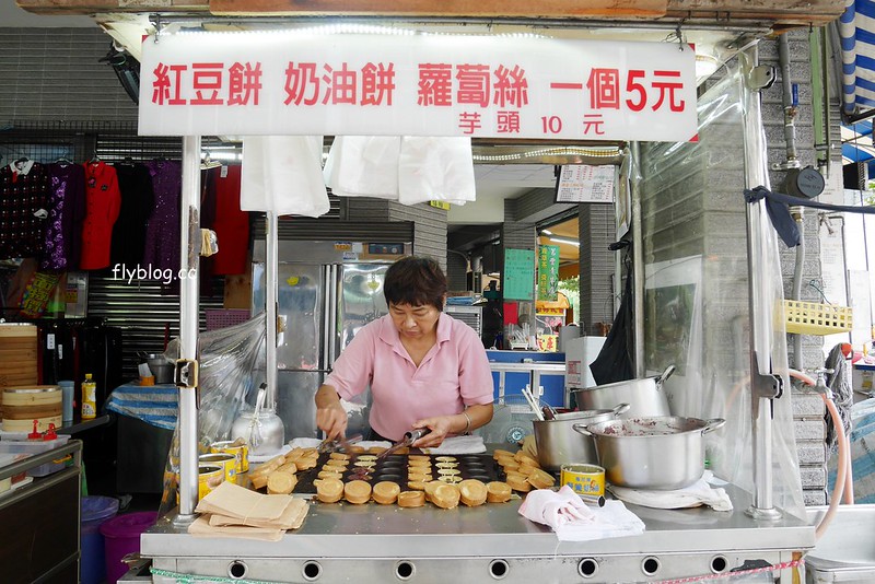 西屯市場紅豆餅┃台中西屯：車輪餅一個只要$5元，在地20年的好味道，有紅豆、奶油、芋頭、蘿蔔絲&hellip;四種口味可以選擇 @飛天璇的口袋
