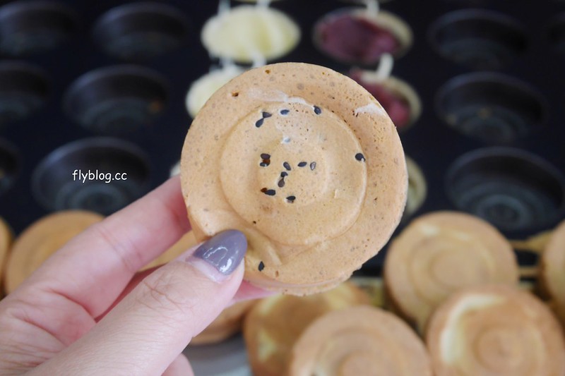 西屯市場紅豆餅┃台中西屯：車輪餅一個只要$5元，在地20年的好味道，有紅豆、奶油、芋頭、蘿蔔絲&hellip;四種口味可以選擇 @飛天璇的口袋