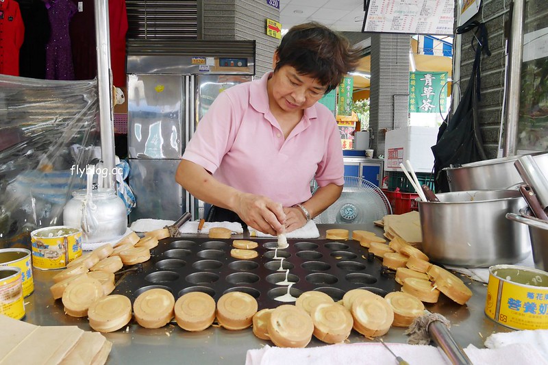西屯市場紅豆餅┃台中西屯：車輪餅一個只要$5元，在地20年的好味道，有紅豆、奶油、芋頭、蘿蔔絲&hellip;四種口味可以選擇 @飛天璇的口袋