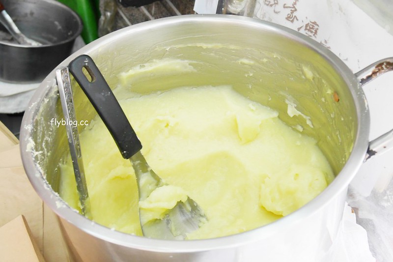 西屯市場紅豆餅┃台中西屯：車輪餅一個只要$5元，在地20年的好味道，有紅豆、奶油、芋頭、蘿蔔絲&hellip;四種口味可以選擇 @飛天璇的口袋