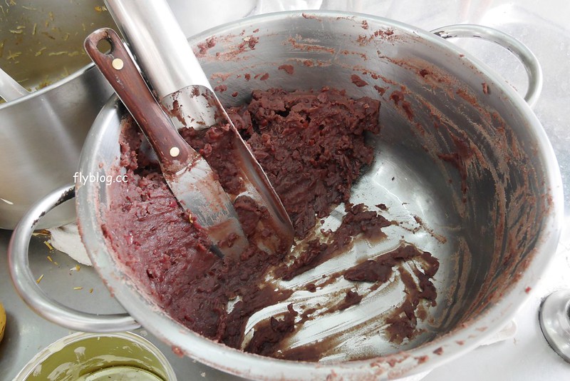 西屯市場紅豆餅┃台中西屯：車輪餅一個只要$5元，在地20年的好味道，有紅豆、奶油、芋頭、蘿蔔絲&hellip;四種口味可以選擇 @飛天璇的口袋