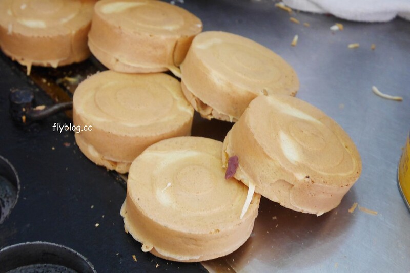 西屯市場紅豆餅┃台中西屯：車輪餅一個只要$5元，在地20年的好味道，有紅豆、奶油、芋頭、蘿蔔絲&hellip;四種口味可以選擇 @飛天璇的口袋