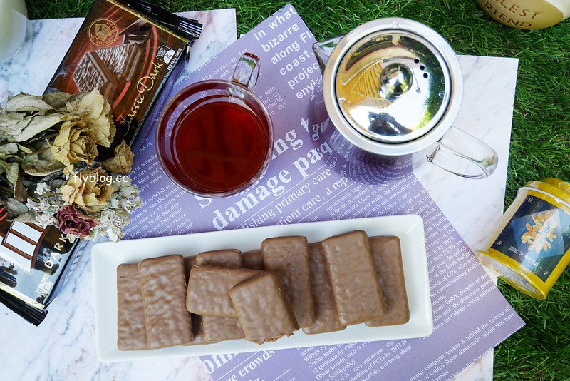 Tim Tam 巧克力餅乾：澳洲必買伴手禮推薦！100%澳洲原裝進口，味道香醇濃郁，每一口都是真材實料，Tim Tam 巧克力餅乾台灣也買的到哦！ @飛天璇的口袋