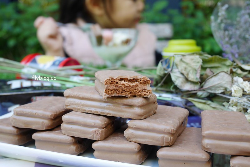 Tim Tam 巧克力餅乾：澳洲必買伴手禮推薦！100%澳洲原裝進口，味道香醇濃郁，每一口都是真材實料，Tim Tam 巧克力餅乾台灣也買的到哦！ @飛天璇的口袋