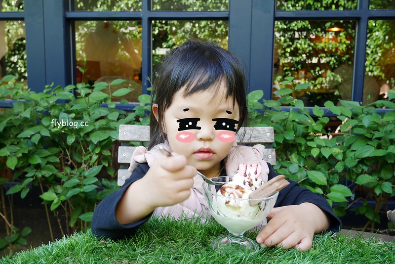 Tim Tam 巧克力餅乾：澳洲必買伴手禮推薦！100%澳洲原裝進口，味道香醇濃郁，每一口都是真材實料，Tim Tam 巧克力餅乾台灣也買的到哦！ @飛天璇的口袋