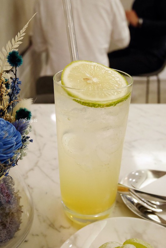 SIANG HAO手作甜點┃台中西屯：台中超夯大理石鏡面蛋糕，宛如藝術品的漂亮甜點，好吃又好拍的IG打卡熱門景點 @飛天璇的口袋