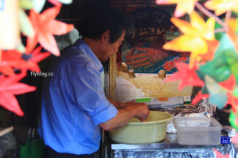 昇龍軒．Shouryuuken┃鳥取美食推薦：1串100日圓的極品炸雞塊，郡家車站前在地飄40年，老闆徒手伸進油鍋拿炸雞好驚人 @飛天璇的口袋